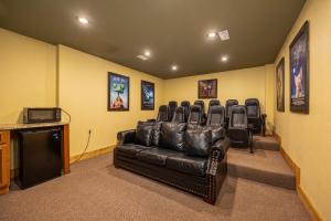 Gallery image of Hilltop Haven – 4BR Chalet with Indoor Pool, Theater Room, Sauna and Hot Tub in Gatlinburg +56 photos