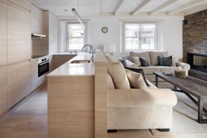 uma cozinha e sala de estar com um sofá e uma mesa em Val de Ruda Luxe 38 by FeelFree Rentals em Baqueira-Beret