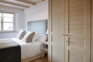 a white bedroom with a bed and a window at Val de Ruda Luxe 38 by FeelFree Rentals in Baqueira-Beret