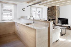 巴奎伊拉－貝萊特的住宿－Val de Ruda Luxe 38 by FeelFree Rentals，一个带水槽的厨房和一间客厅