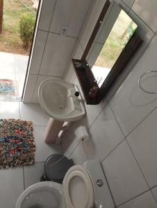a bathroom with a sink and a toilet at COMPARTILHADO Do TERRÃO in Três Marias +28 photos