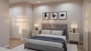 ein Schlafzimmer mit einem Bett, zwei Nachttischen und zwei Lampen in der Unterkunft Vintedge Residences in Lyndhurst