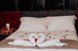 two swans made to look like hearts on a bed at Retiro Empíreo in Nova Petrópolis