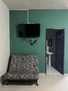 a room with a flat screen tv on a wall at Motel Love in Altamira