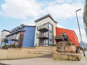 a building with a statue in front of it at Cuddy's Holm in Seahouses