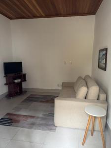 a living room with a couch and a table at Casa da Glória 1 in Diamantina