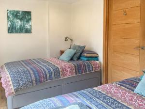 two beds in a small room with at Thistle Dubh in Drumnadrochit