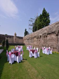 Orchha Palace and Convention Centre外面的花园