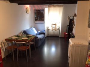 アオスタにあるAppartamento Sant'Anselmoのリビングルーム(青いソファ、テーブル付)