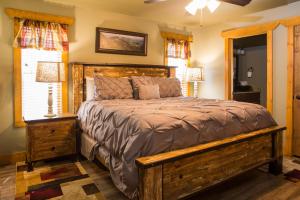 a bedroom with a large bed in a room at Gatlinburg Pool Pad – Luxury 4BR Chalet, Indoor Pool, Sauna & Theater Room in Gatlinburg +51 photos