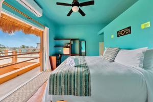 a bedroom with a bed and a ceiling fan at Casa Bella Noche Isla Mujeres in Isla Mujeres +18 photos