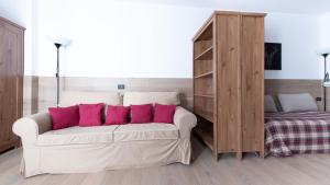 a living room with a couch with pink pillows at Plagheira 1 in Santa Caterina Valfurva