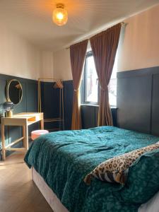 a bedroom with a green bed and a window at Dublin City Centre Holiday Let in Dublin