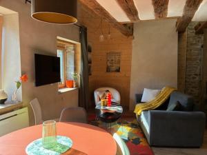 a living room with a couch and a table at Loft Cocooning et Lumineux in Arbois