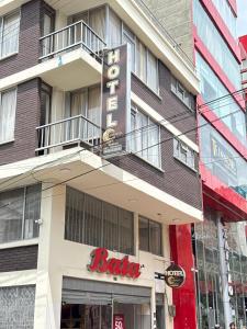 a building with a hotel sign on the side of it at Hotel Dinastia in Ipiales