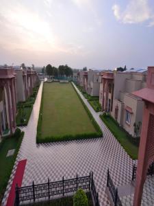 Orchha Palace and Convention Centre外面的花园