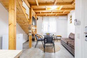 a living room with a table and chairs and a couch at Lalun Aparts in Golem