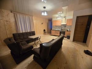 ein Wohnzimmer mit Sofa und Tisch in der Unterkunft goderdzi apartaments in Danisparauli