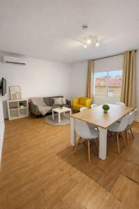 a living room with a table and a couch at Apartamento Pla in Girona