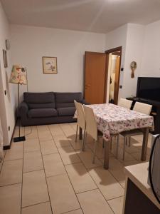 a living room with a table and a couch at villetta a schiera in Intra