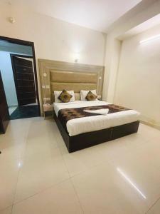 a bedroom with a large bed in a room at Hotel HSP Suites - Near IGI Airport, New Delhi in New Delhi