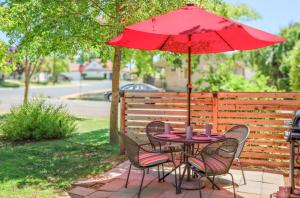 a table and chairs with a red umbrella at Folsom Old Town Escape in Folsom +14 photos