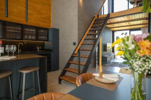 a kitchen and dining room with a staircase in a house at Cabanas Horizonte Cambará Solare in Cambará