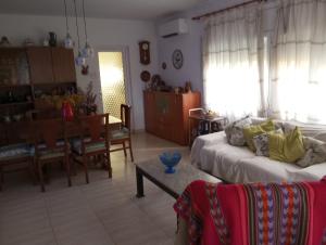 a living room with a couch and a dining room at Un lugar tranquilo y relajado en Pedrasanta in La Salud