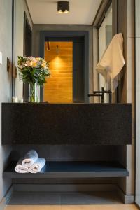 a bathroom counter with a sink and a mirror at Cabanas Horizonte Cambará Solare in Cambará