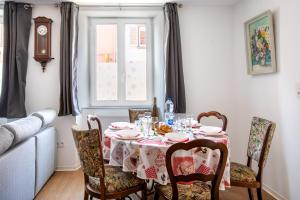 a dining room with a table and chairs and a window at Gîte chez Suzannala in Ingersheim