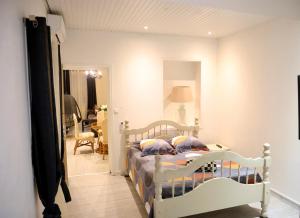 a bedroom with a bed and a living room at Domaine Maud-Le Néoma-confort ! 50m plage in Saint-Pierre