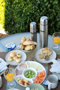 a table with plates of food on top of it at Cabanas Horizonte Cambará Solare in Cambará +21 photos