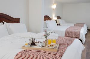 Llit o llits en una habitació de MR Hotel Providencia (ex Hotel Neruda)