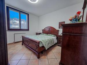 a bedroom with a bed and a dresser and a podium at Malpensa Retreat in Ferno