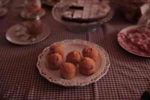a plate with four muffins on a table at B&B Il Guado in Voghenza