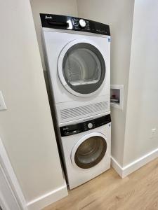 a microwave and a washing machine in a room at 241- Convenient City Stay in Hoboken