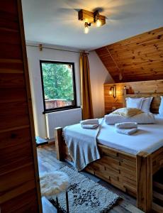 Llit o llits en una habitació de Cabana Rustik