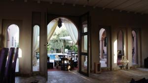 un ingresso con arco e specchio di Riad Jardin des Orangers a Taroudant