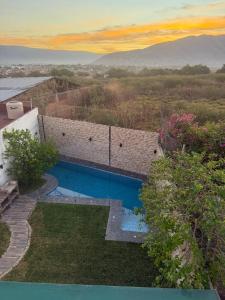ein Swimmingpool an der Seite eines Hauses in der Unterkunft Casa SkiPhoe in Panchimalco