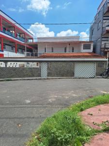an empty parking lot in front of a building at RR 2 Pousada e Restaurante in Manaus
