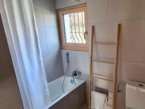 ein Badezimmer mit Badewanne und Fenster in der Unterkunft Castanea ALTA in Breiten