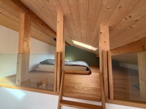 ein Bett in einem Zimmer mit Glasregalen in der Unterkunft Castanea ALTA in Breiten