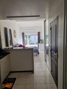 ein Zimmer mit Küche und ein Schlafzimmer mit Bett in der Unterkunft Cassis la gare in Cassis