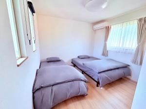 a bedroom with two beds in a room at SAKURA HOTEL - Vacation STAY 35483v in Hanawadamachi