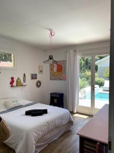 a bedroom with a large bed and a pool at La tranquille marée , à 5 min des plages in Soorts-Hossegor