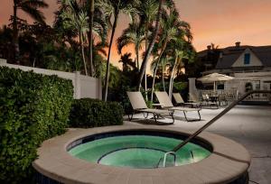 una piscina con sillas y aikiikiikiikiikiikiiki en Olde Marco Island Inn and Suites, en Marco Island