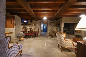 a living room with chairs and a table at Casa Perfeuto Maria in Cabana Moura 