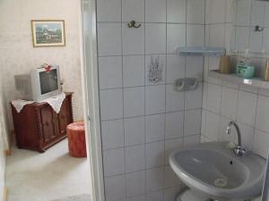 Koupelna v ubytování Magdi Panzió + 17 fotografií