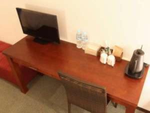 a wooden desk with a television on top of it at scene - Vacation STAY 52647v in Daisen
