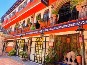 a building with plants on the side of it at Hotel Plaza Macondo in Comonfort